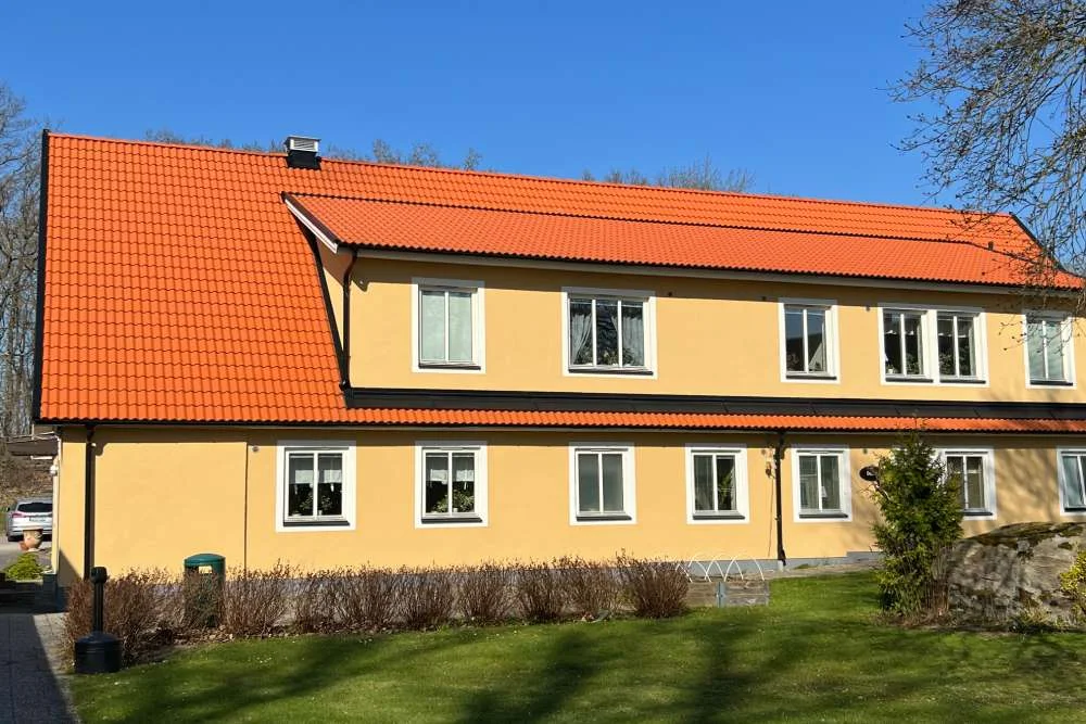Röingegårdens enhet – gult hus med omgivande grönska